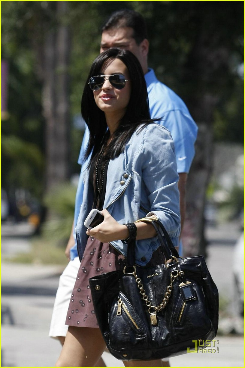 Demi Lovato's Got A Subway Stomach