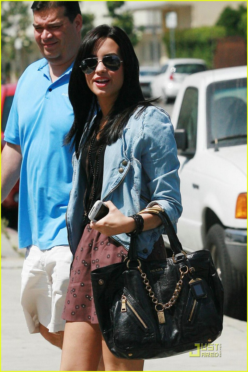 Demi Lovato's Got A Subway Stomach