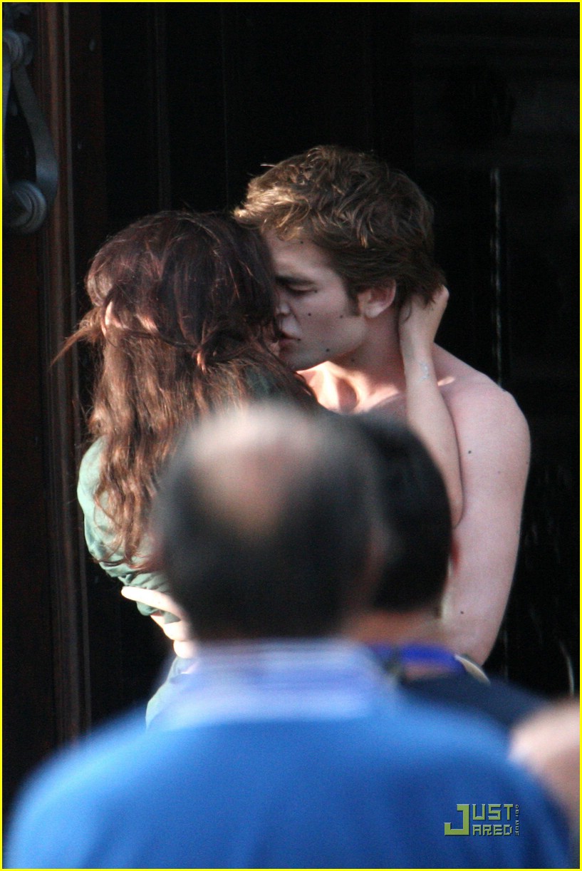 Robert Pattinson & Kristen Stewart Kiss!