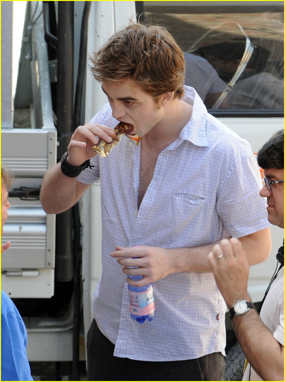 Robert Pattinson: 'New Moon' Munchies