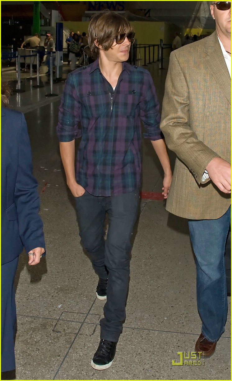 Zac Efron: Back 2 Japan 4 '17 Again'