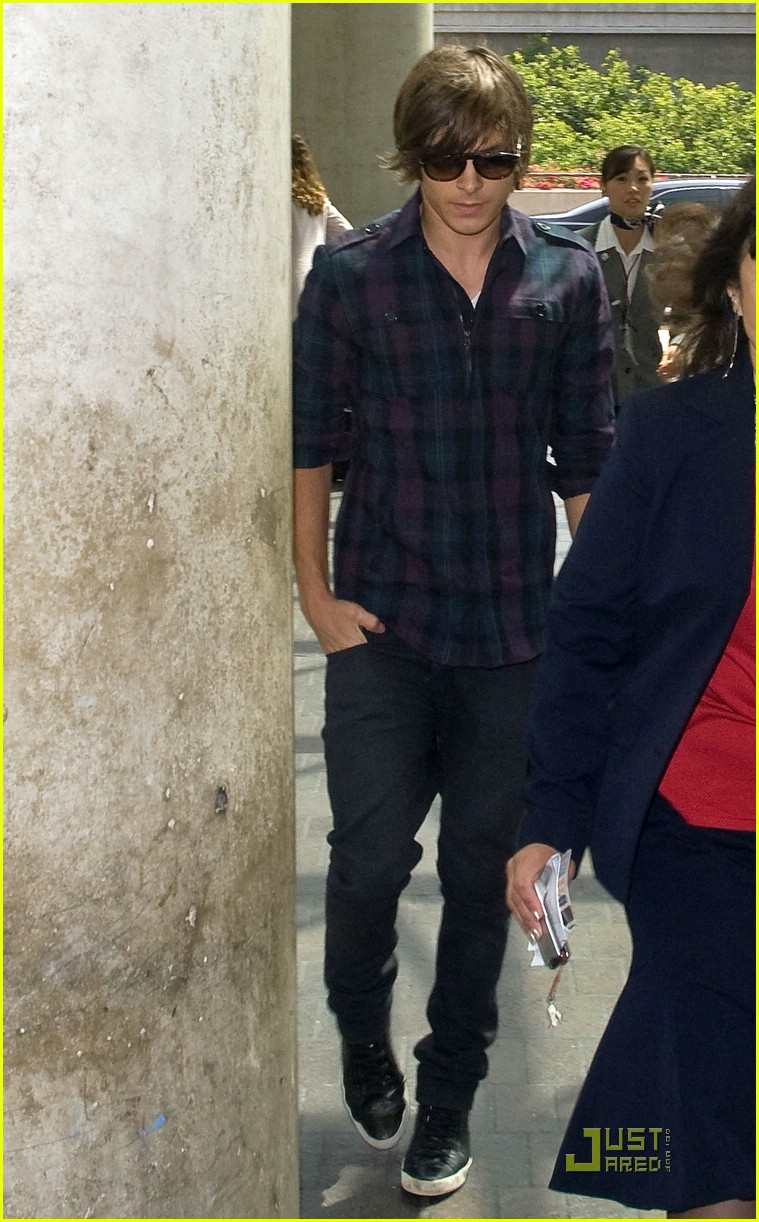 Zac Efron: Back 2 Japan 4 '17 Again'