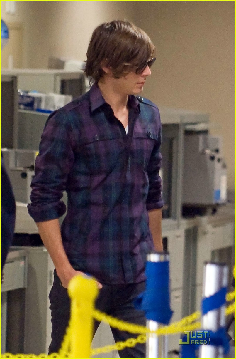 Zac Efron: Back 2 Japan 4 '17 Again'