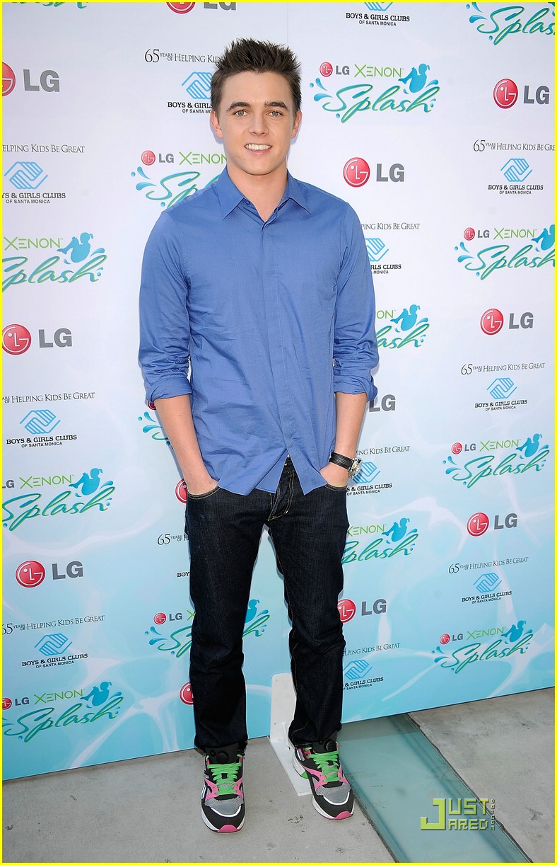 Jesse McCartney Makes A Splash
