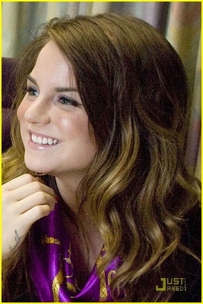 JoJo Brings Children's Hospital Cheer