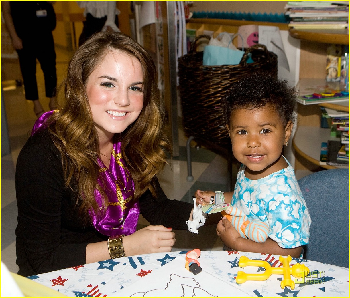 JoJo Brings Children's Hospital Cheer