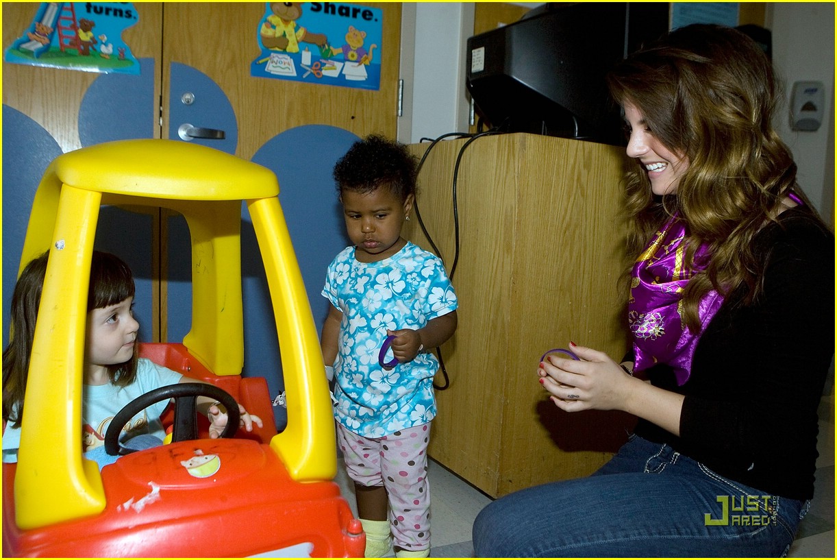 JoJo Brings Children's Hospital Cheer