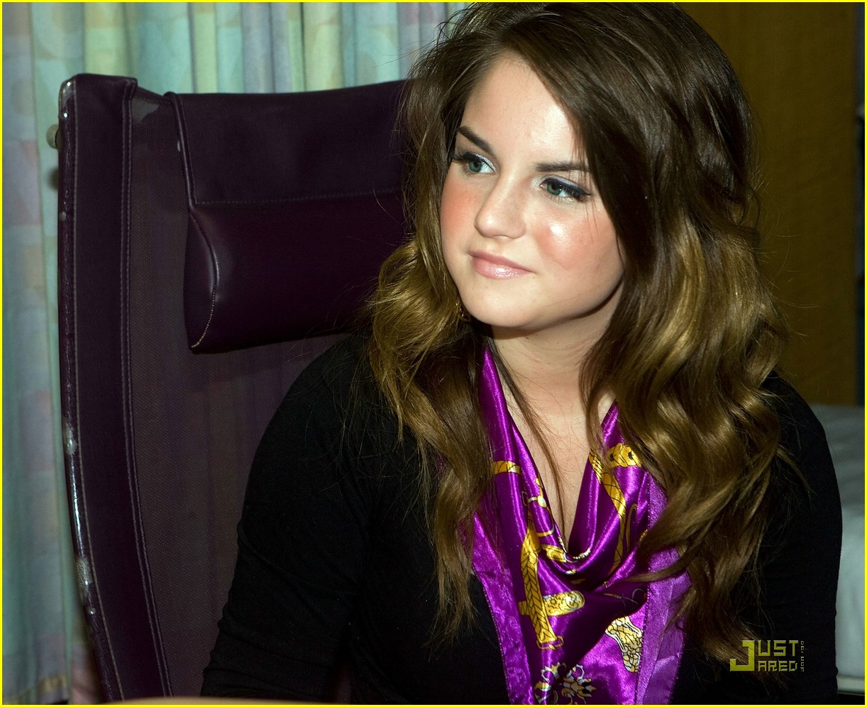 JoJo Brings Children's Hospital Cheer