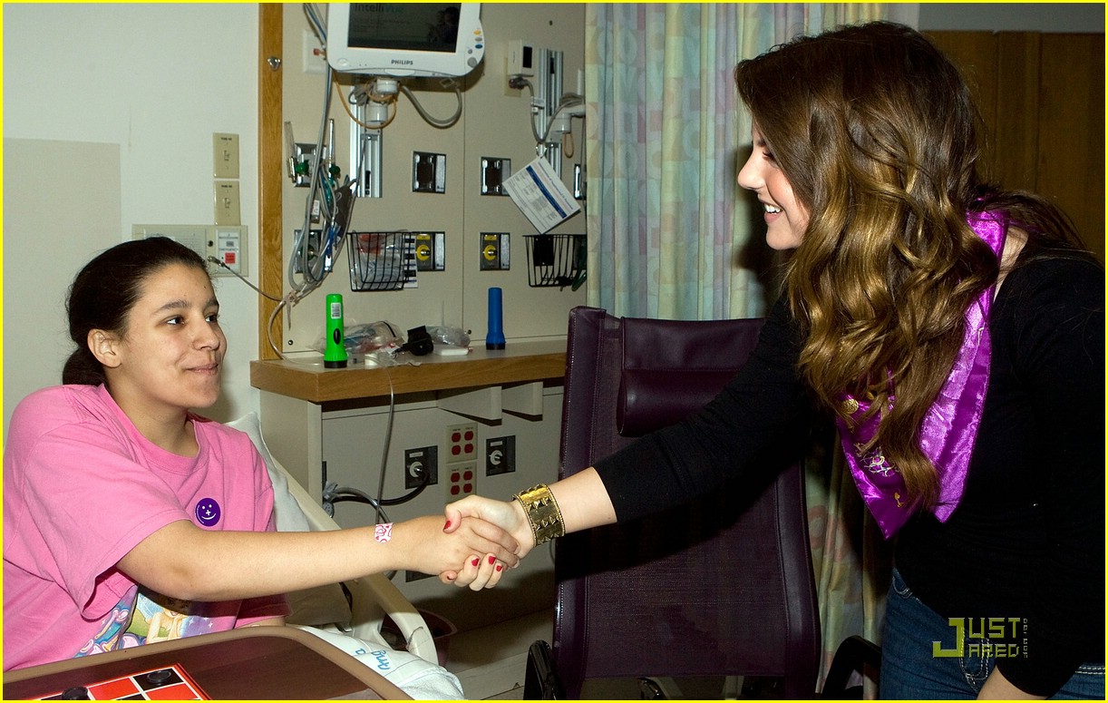 JoJo Brings Children's Hospital Cheer