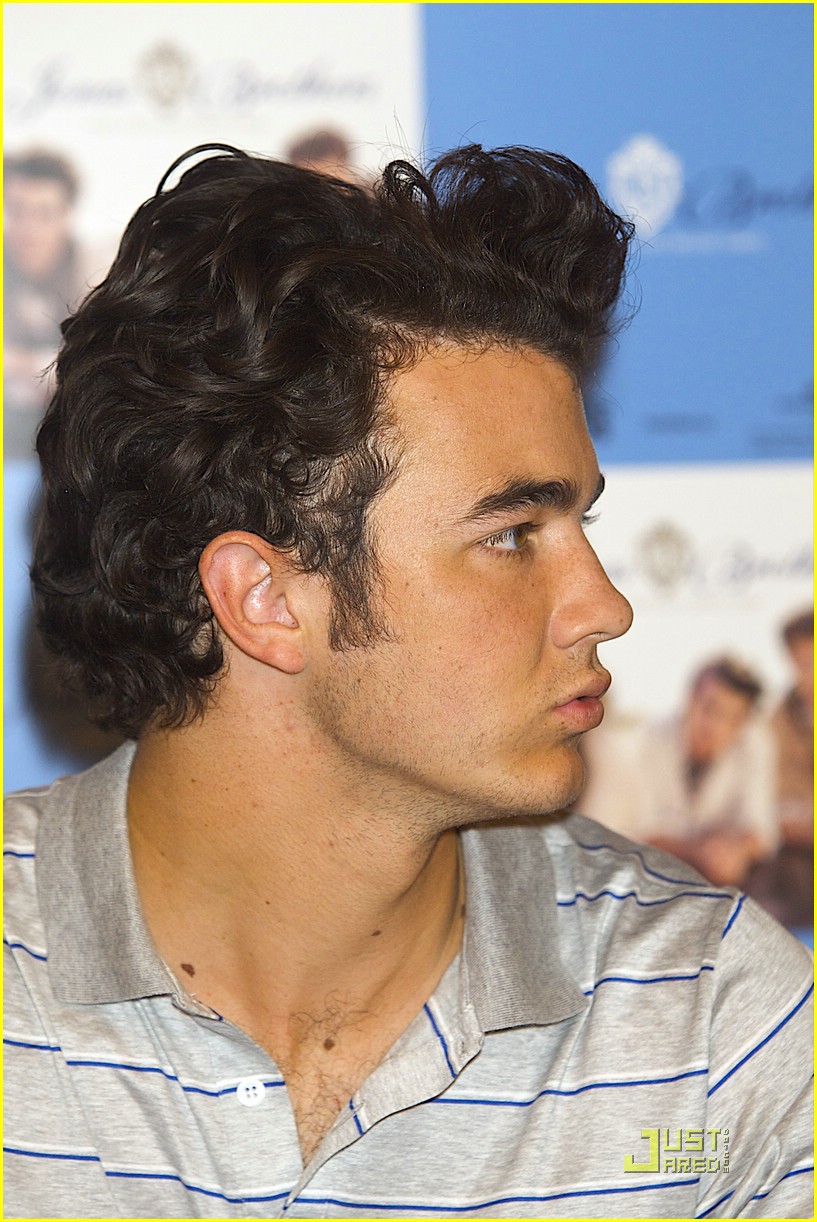 The Jonas Brothers Cause Madrid Mayhem