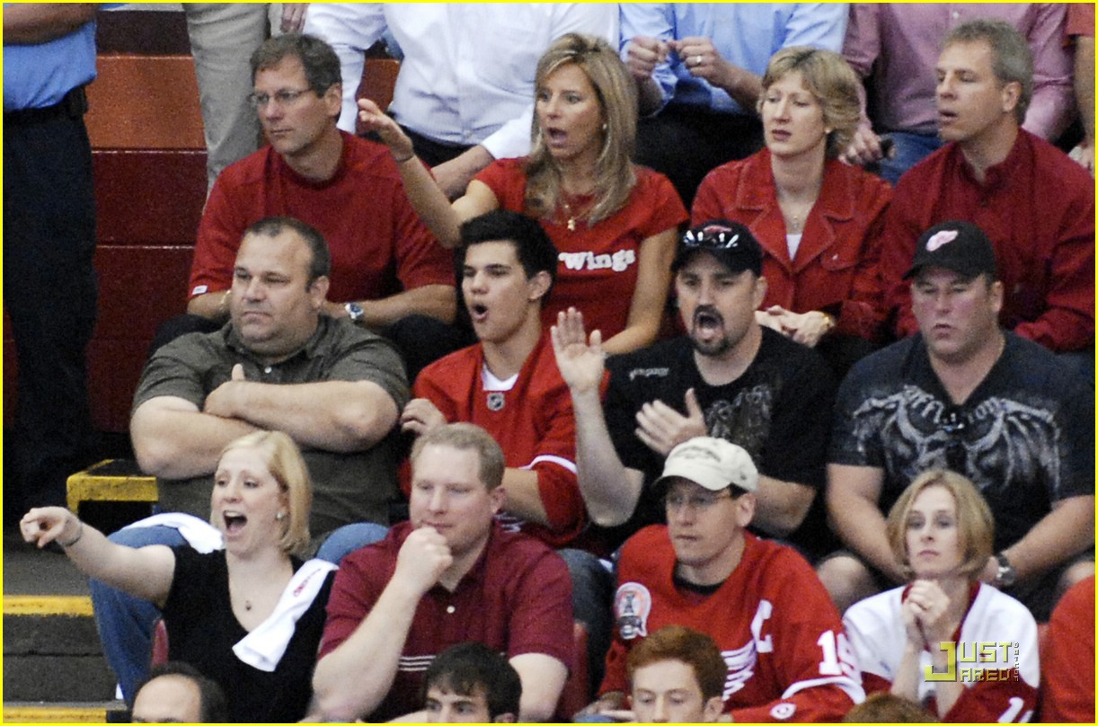 Taylor Lautner: Detroit Red Wings Watcher