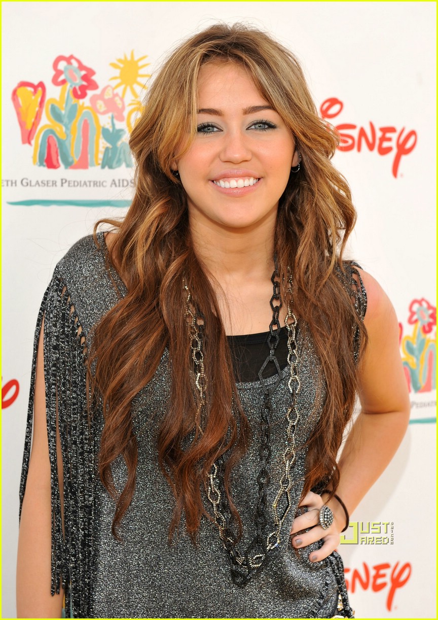 Miley Cyrus: Chain, Chain Chain...