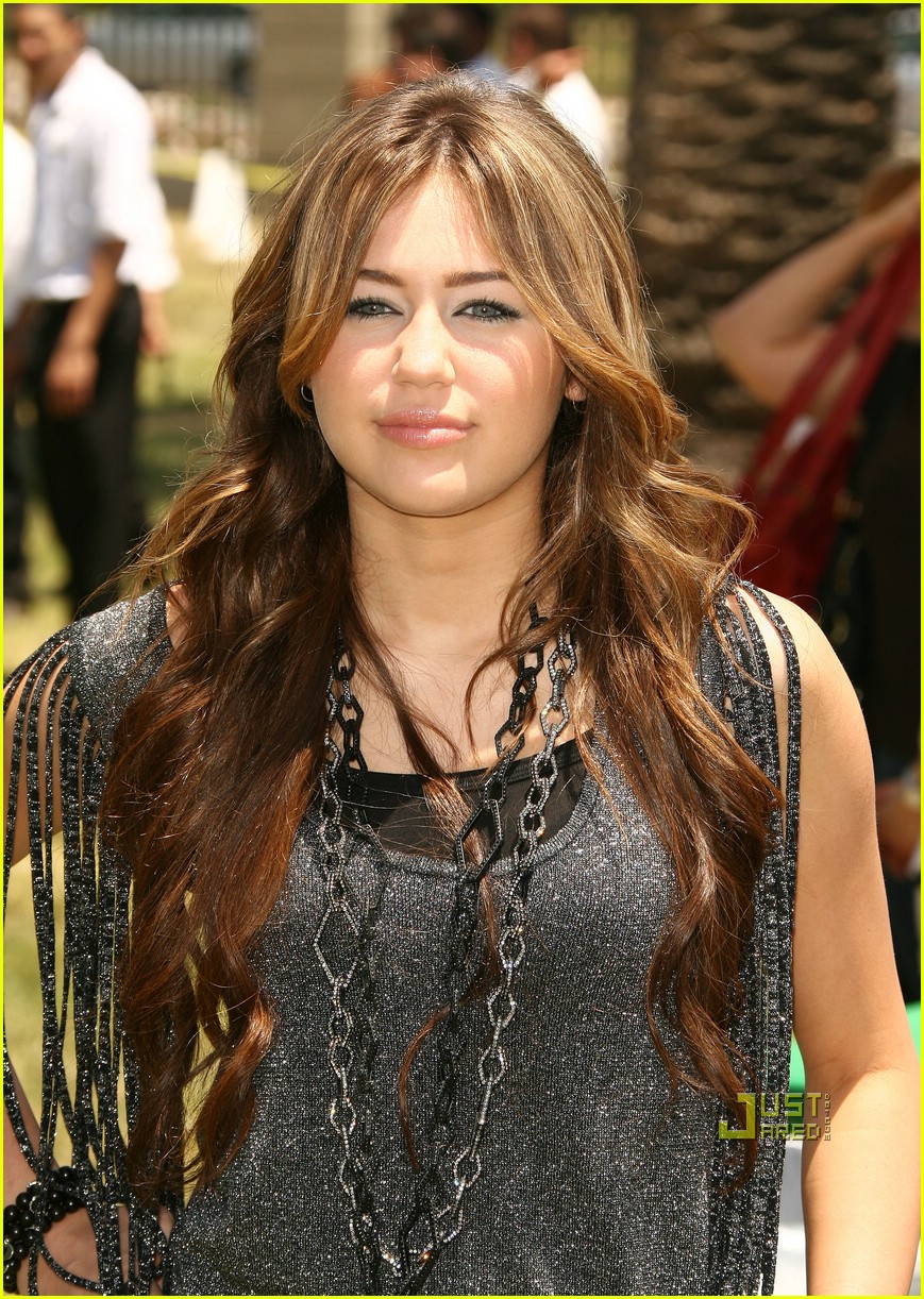 Miley Cyrus: Chain, Chain Chain...
