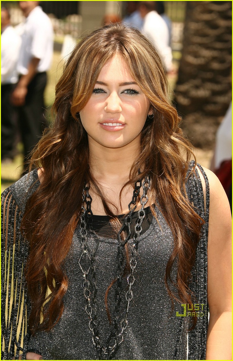 Miley Cyrus: Chain, Chain Chain...