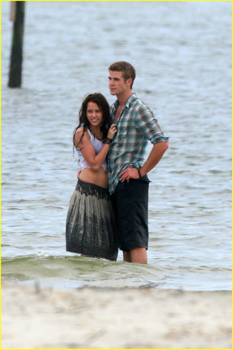 Miley Cyrus & Liam Hemsworth: Last Song Kiss!