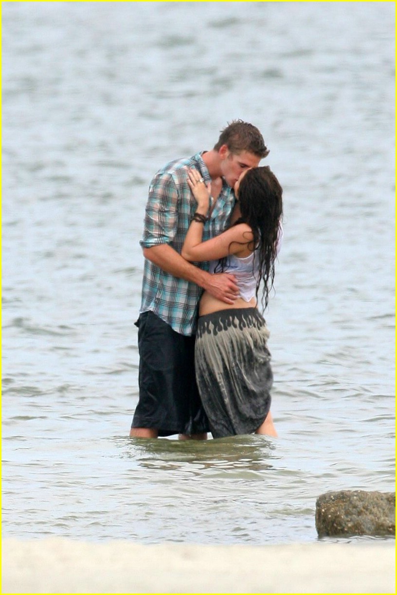 Miley Cyrus & Liam Hemsworth: Last Song Kiss!