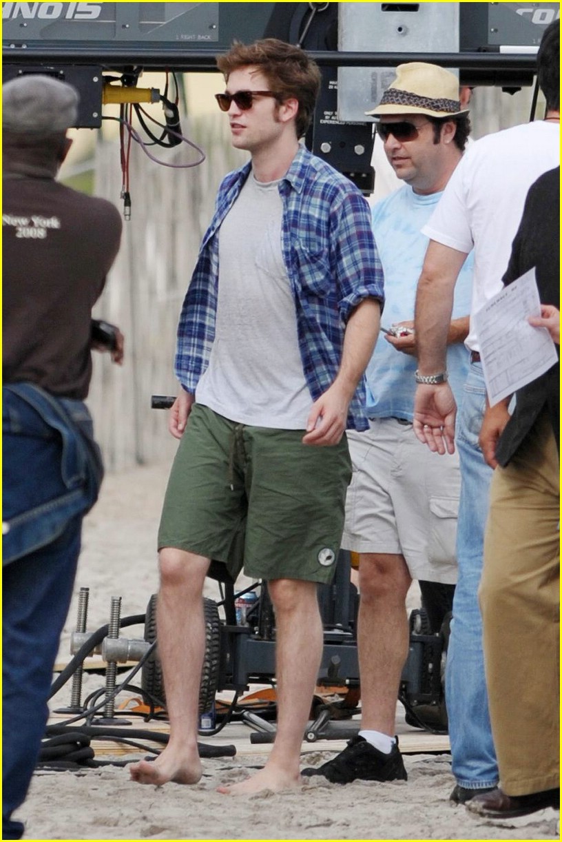 Robert Pattinson & Emilie de Ravin: Lip Lock!