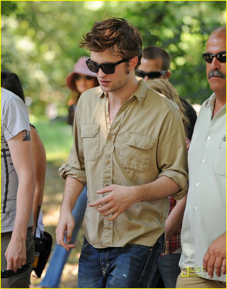 Robert Pattinson & Emilie de Ravin: Central Park Stroll