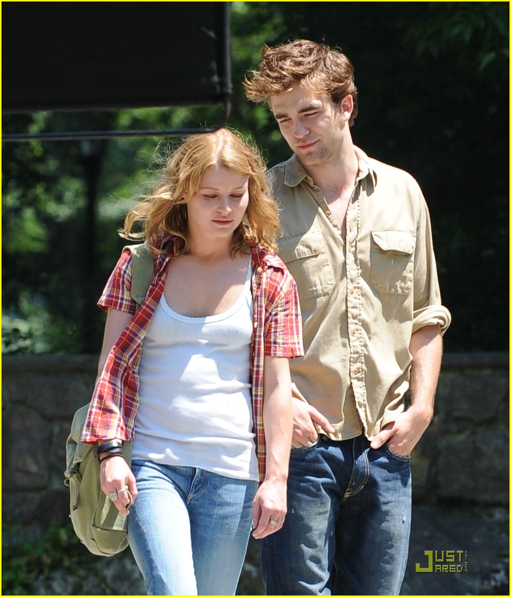 Robert Pattinson & Emilie de Ravin: Central Park Stroll