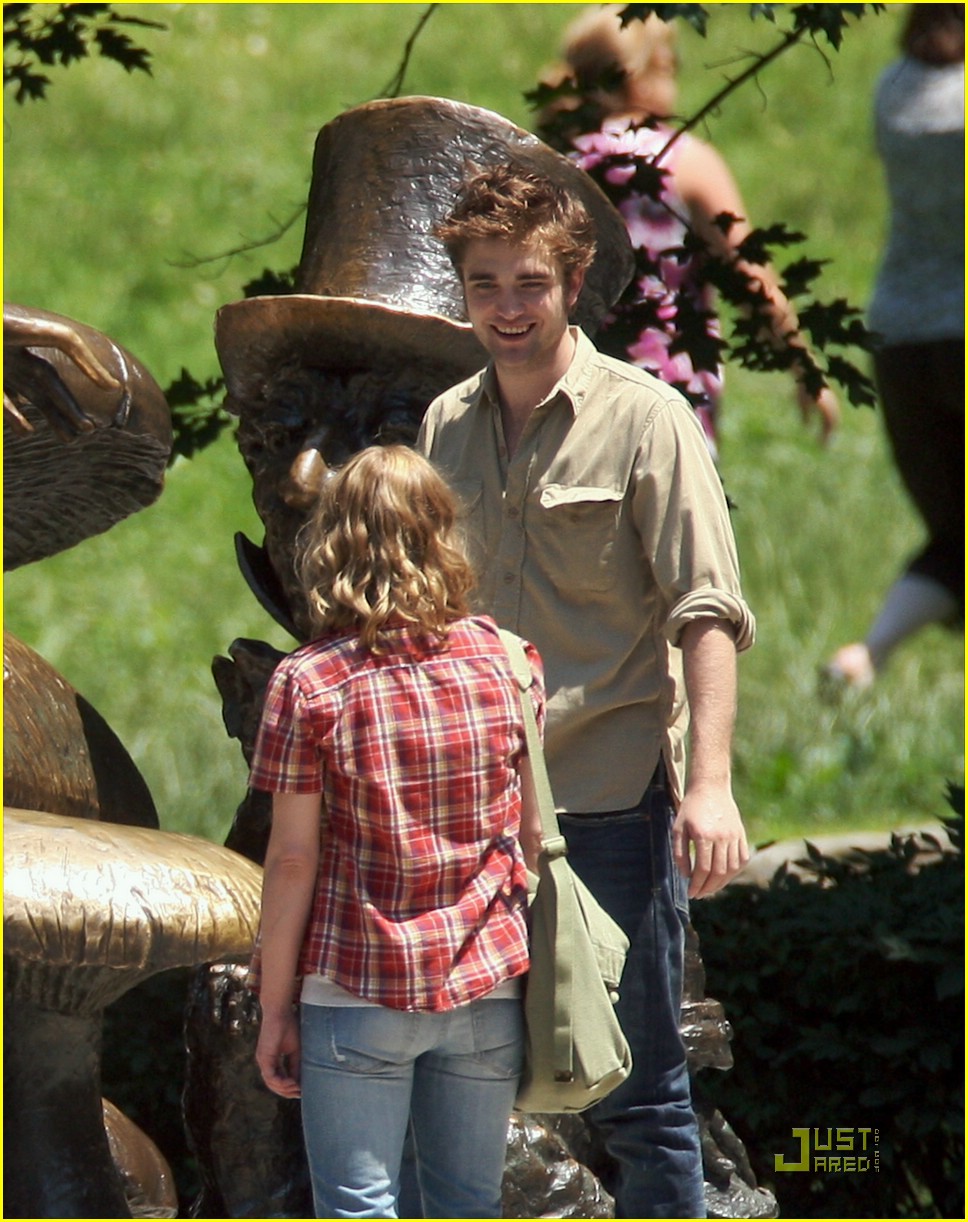 Robert Pattinson & Emilie de Ravin: Central Park Stroll