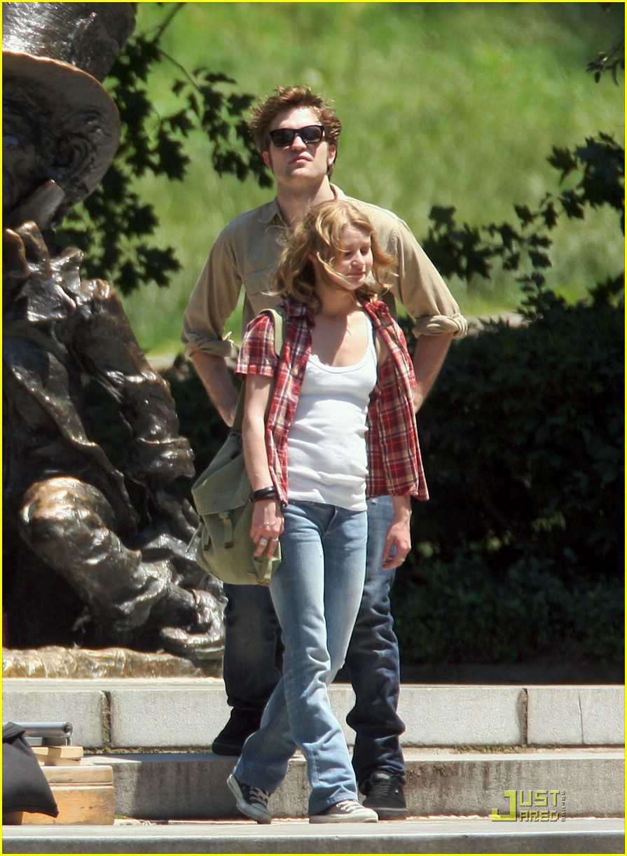 Robert Pattinson & Emilie de Ravin: Central Park Stroll