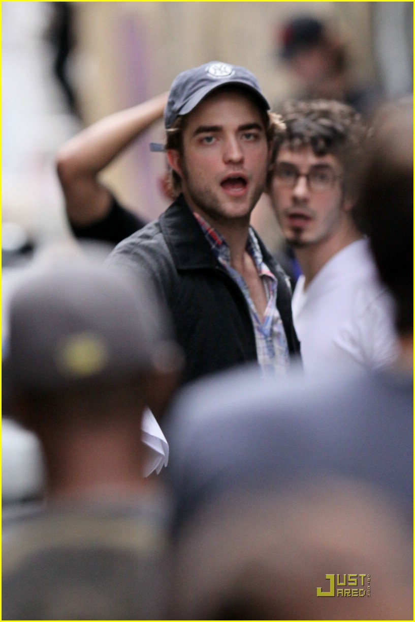 Robert Pattinson - 'New Moon' Book Cover Revealed