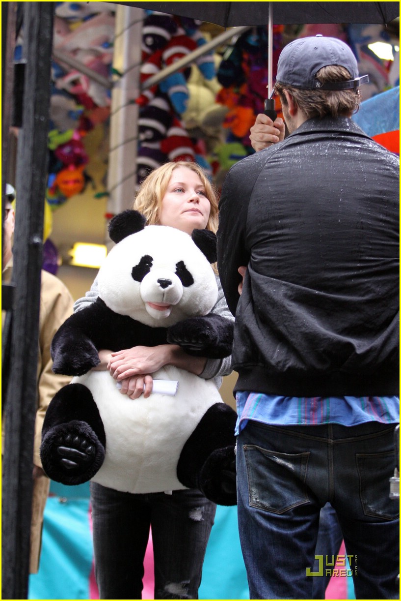Robert Pattinson & Emilie de Ravin: Panda Bear Pair