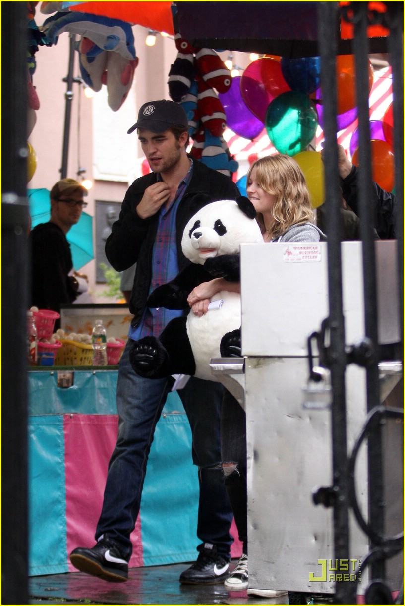 Robert Pattinson & Emilie de Ravin: Panda Bear Pair