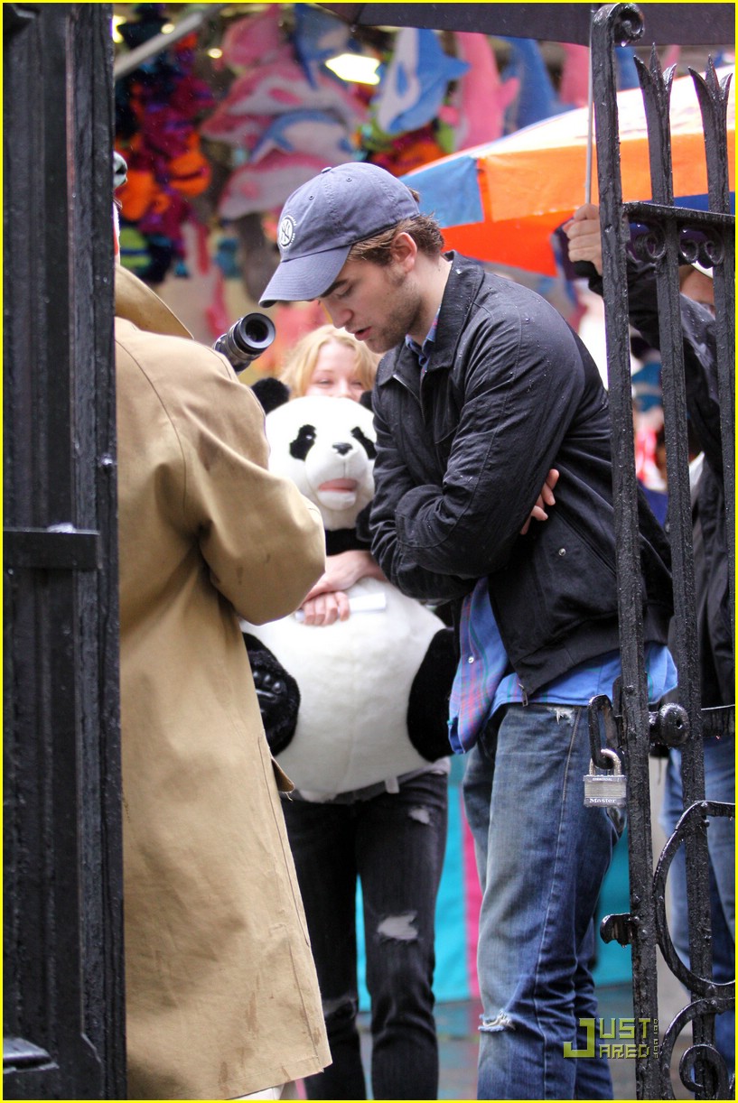 Robert Pattinson & Emilie de Ravin: Panda Bear Pair