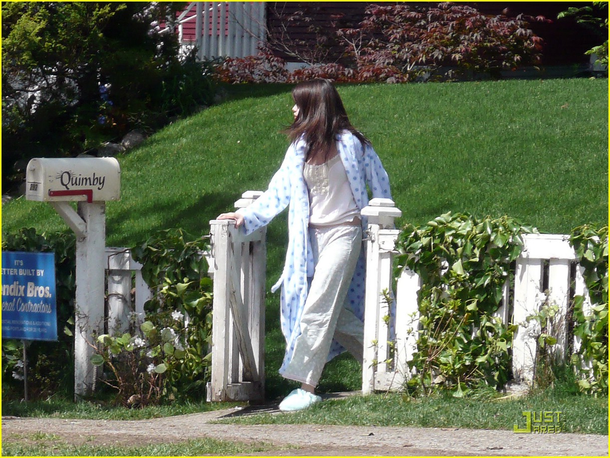 Selena Gomez Says Goodbye to Canada