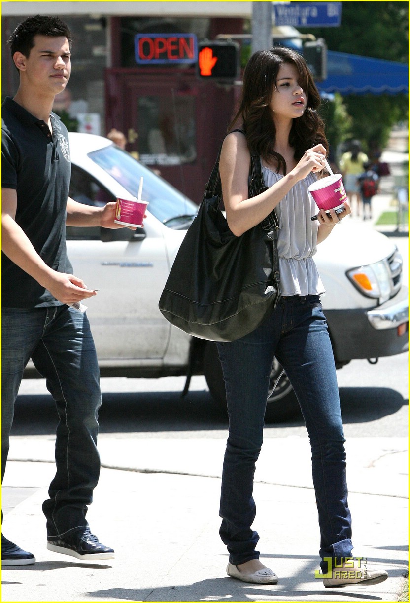 Selena Gomez & Taylor Lautner: Froyo Friends