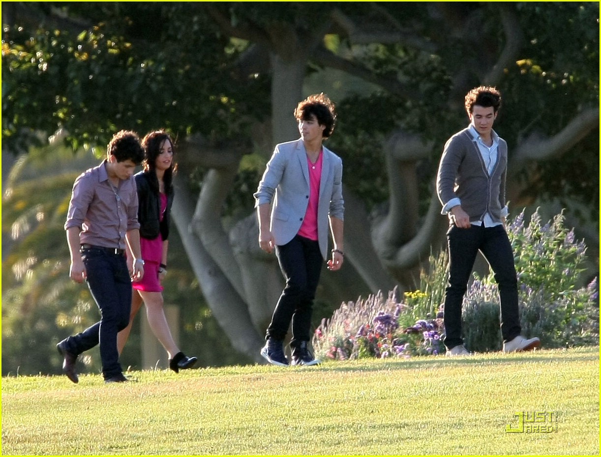 Selena Gomez & Nick Jonas: Wiffle Ball Buddies