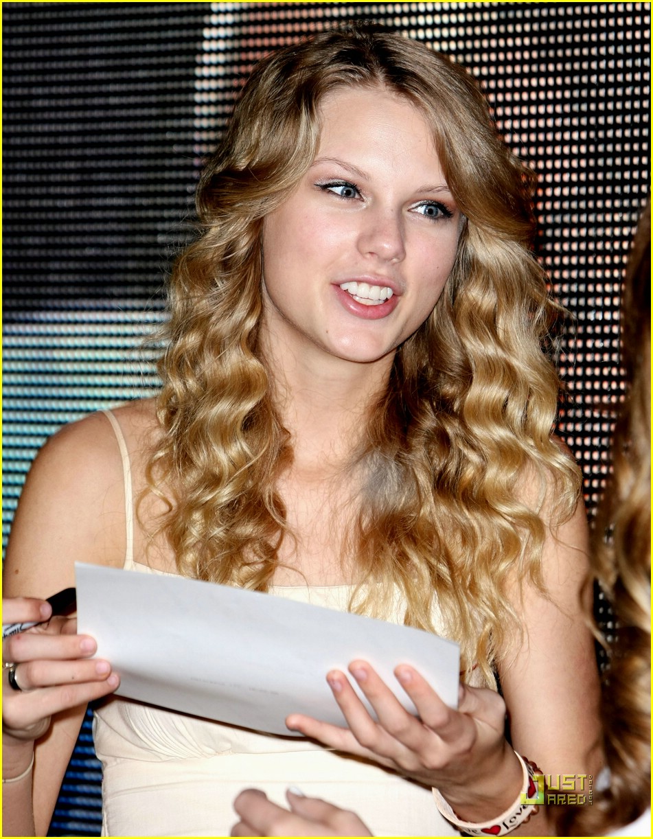 Taylor Swift is CMA Sweet