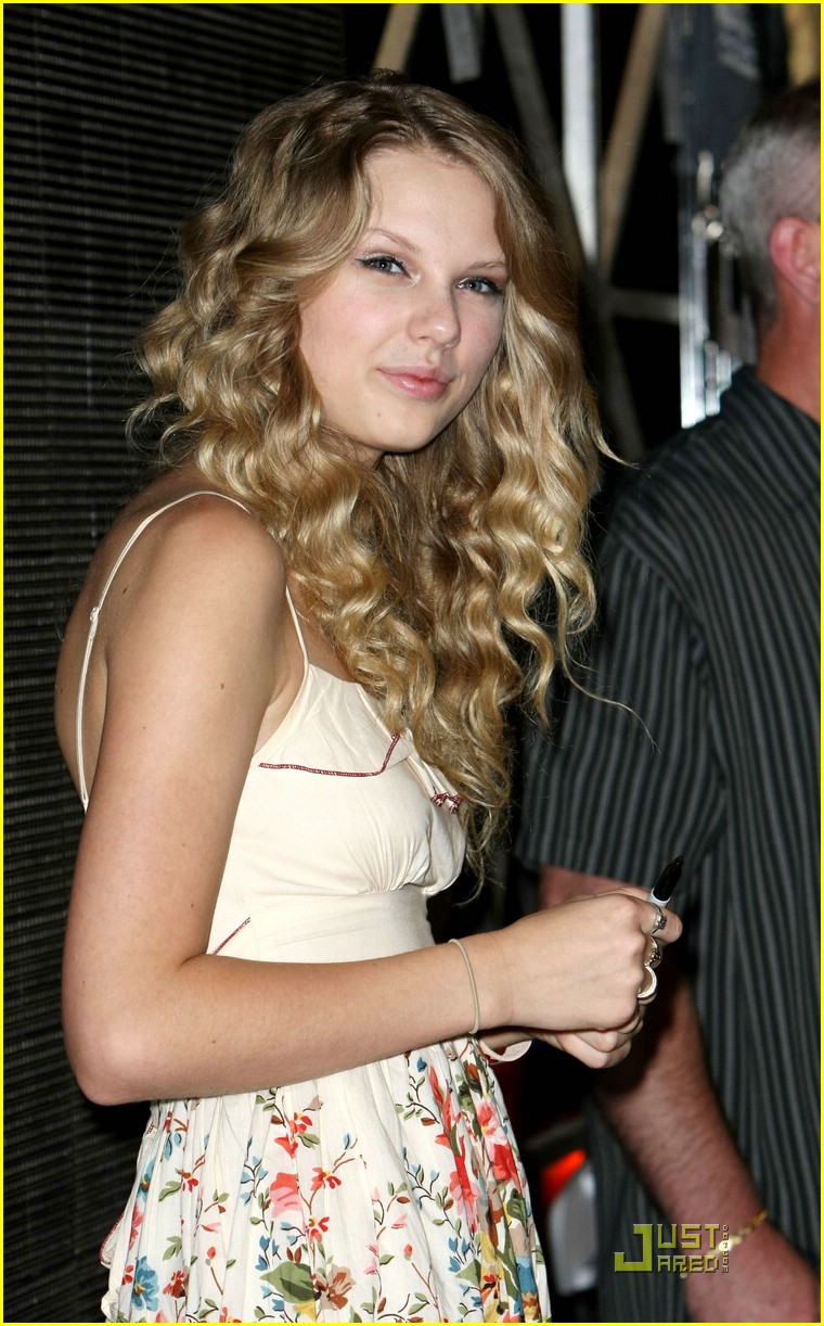 Taylor Swift is CMA Sweet