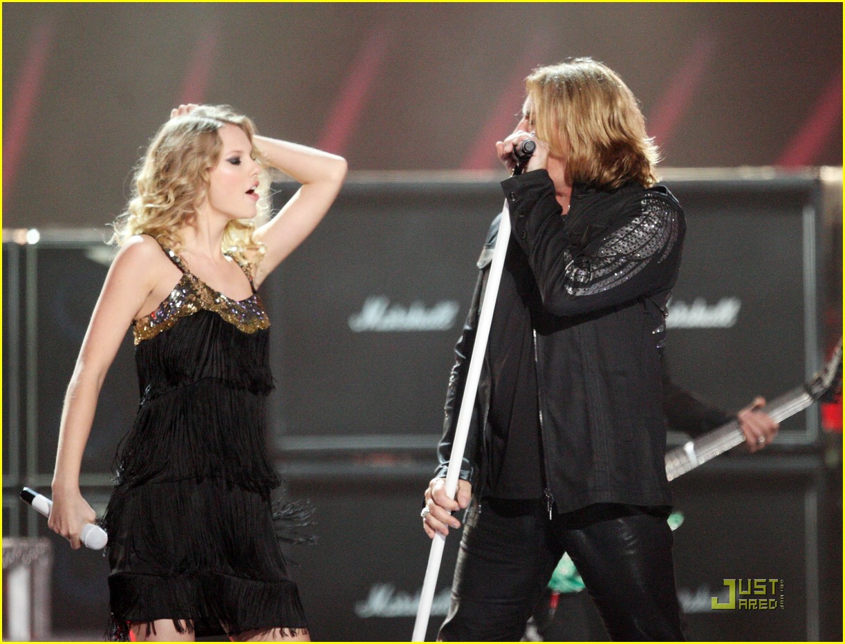 Taylor Swift Wins Video of the Year!