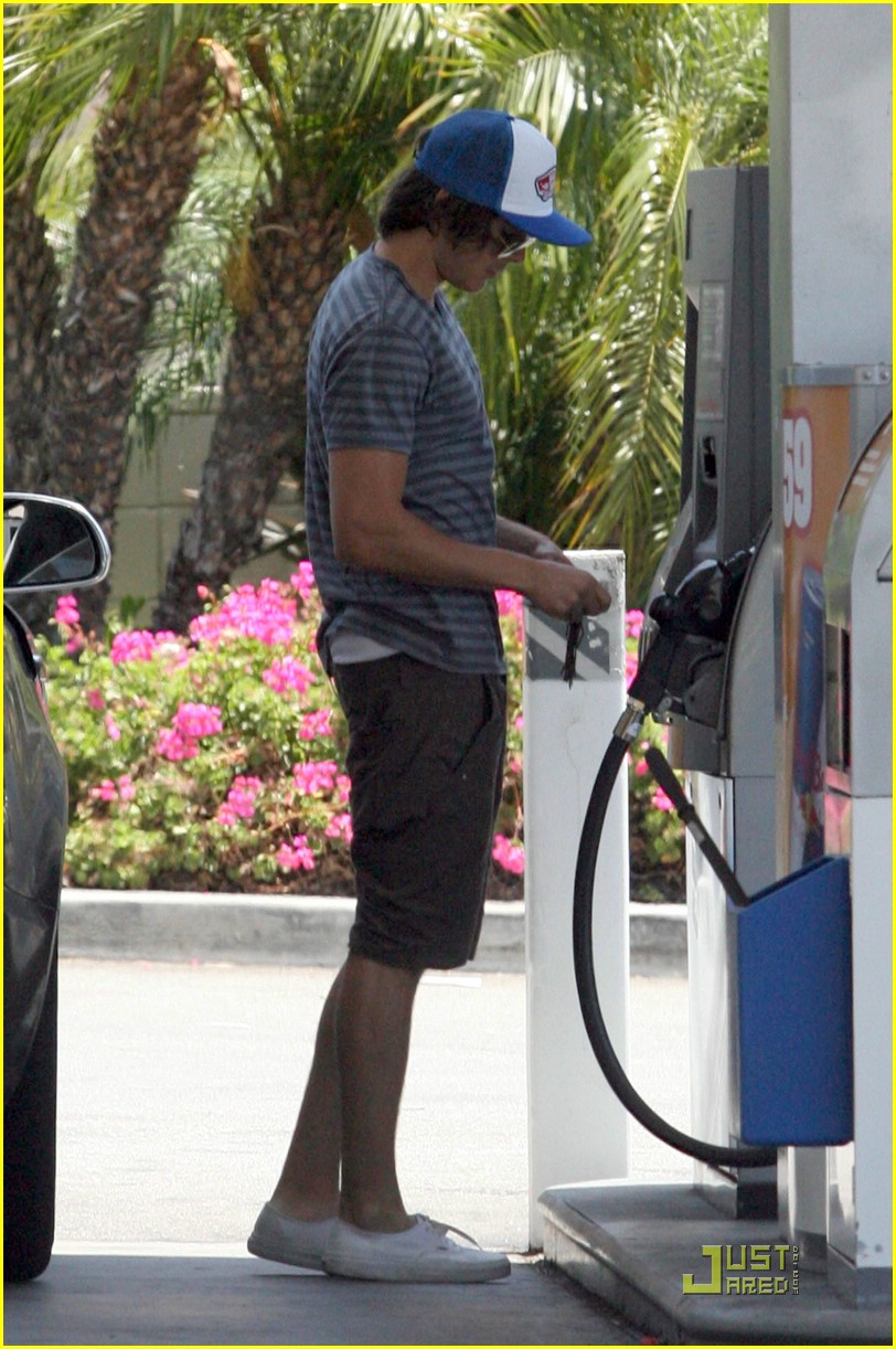 Zac Efron Pumps It Up
