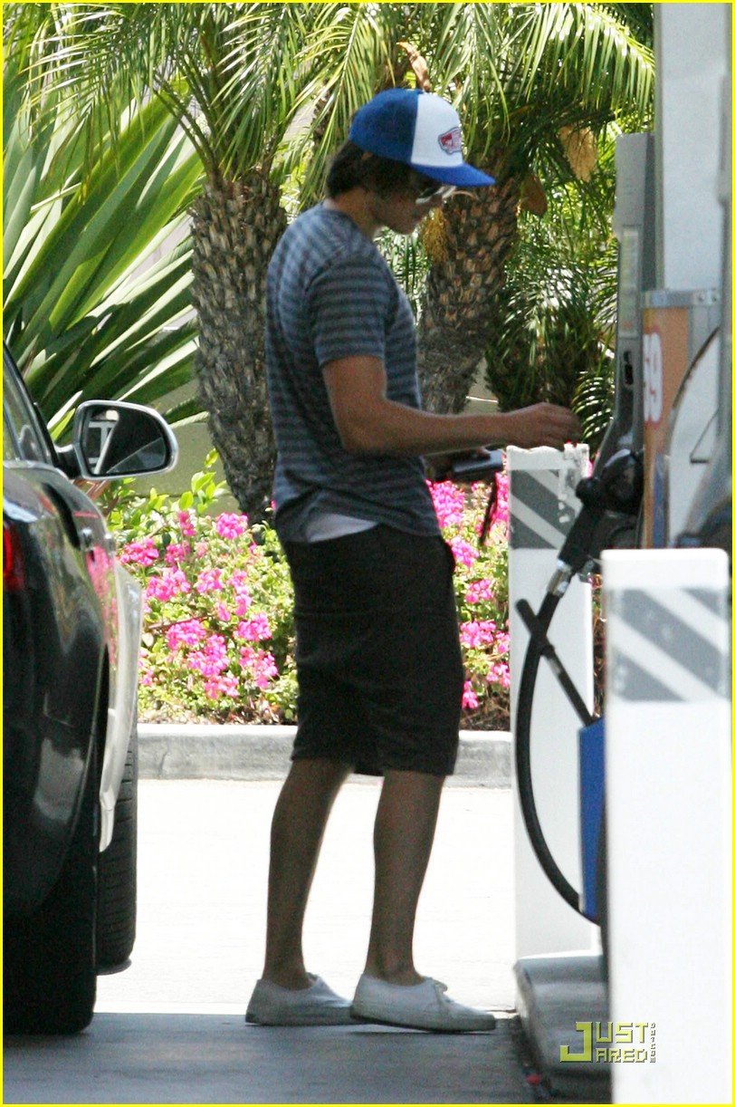 Zac Efron Pumps It Up