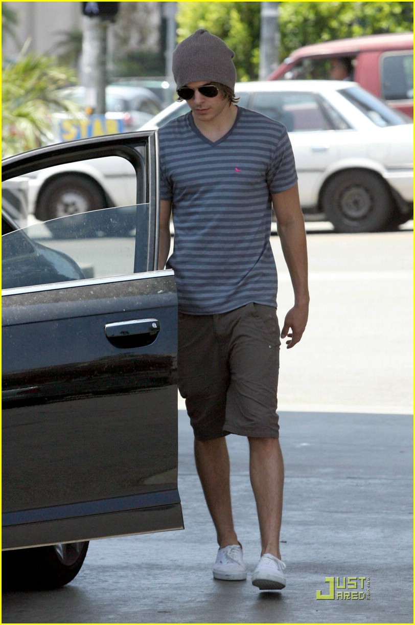 Zac Efron Pumps It Up