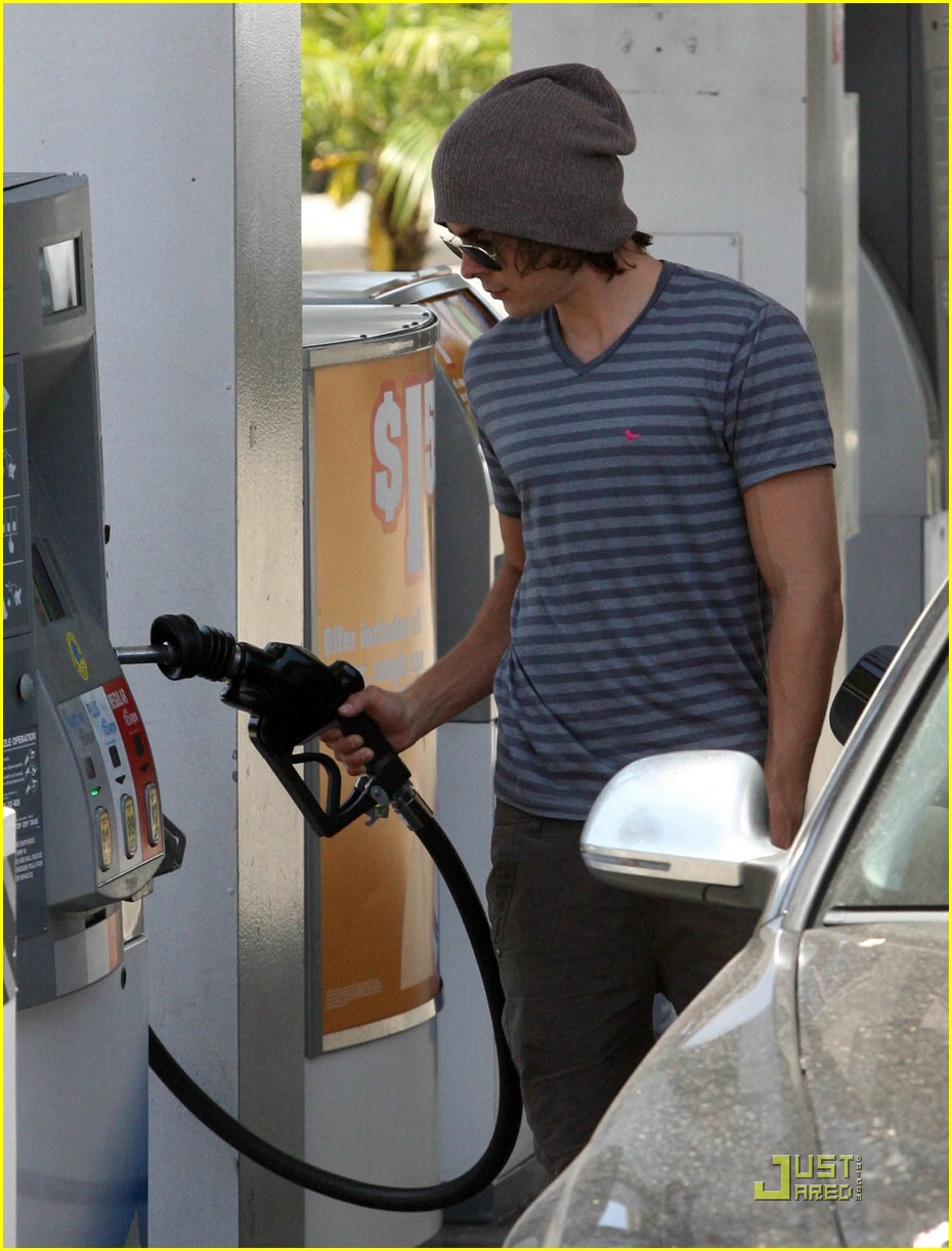 Zac Efron Pumps It Up