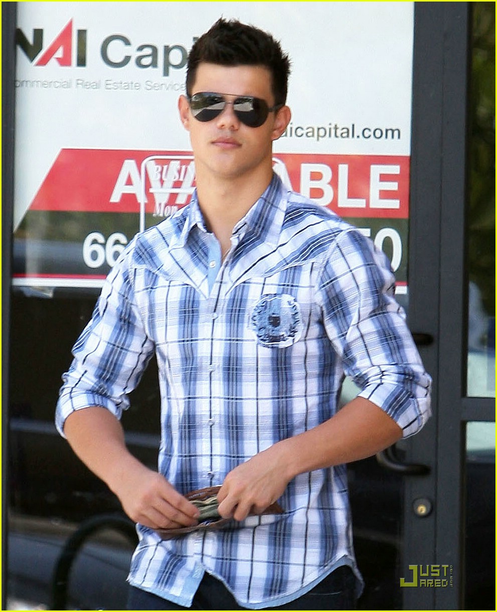 Taylor Lautner & Sara Hicks Check Out Chipotle 