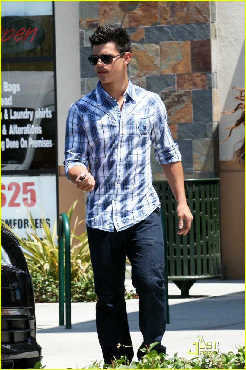 Taylor Lautner & Sara Hicks Check Out Chipotle 