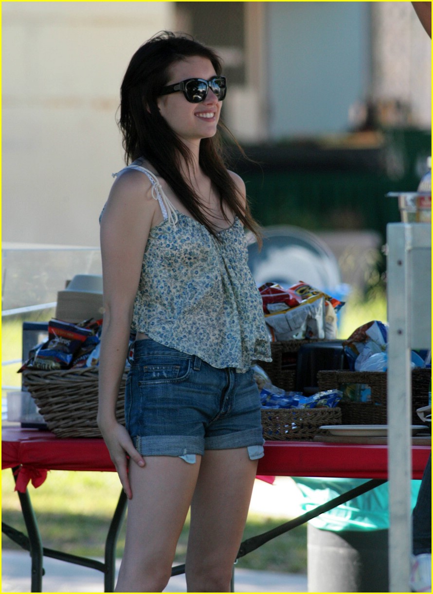 Emma Roberts: US Weekly Reader