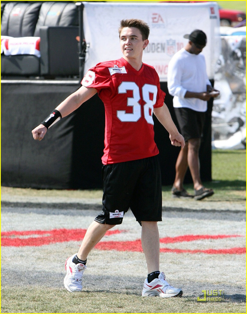 Jesse McCartney is Football Freaky
