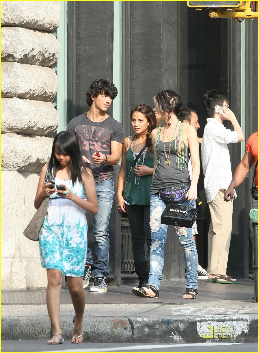 Joe Jonas Loves Jordin Sparks' Back-up Singers