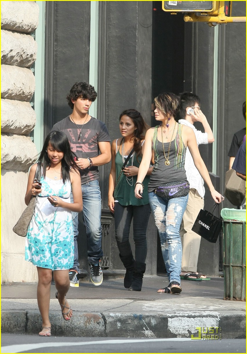 Joe Jonas Loves Jordin Sparks' Back-up Singers