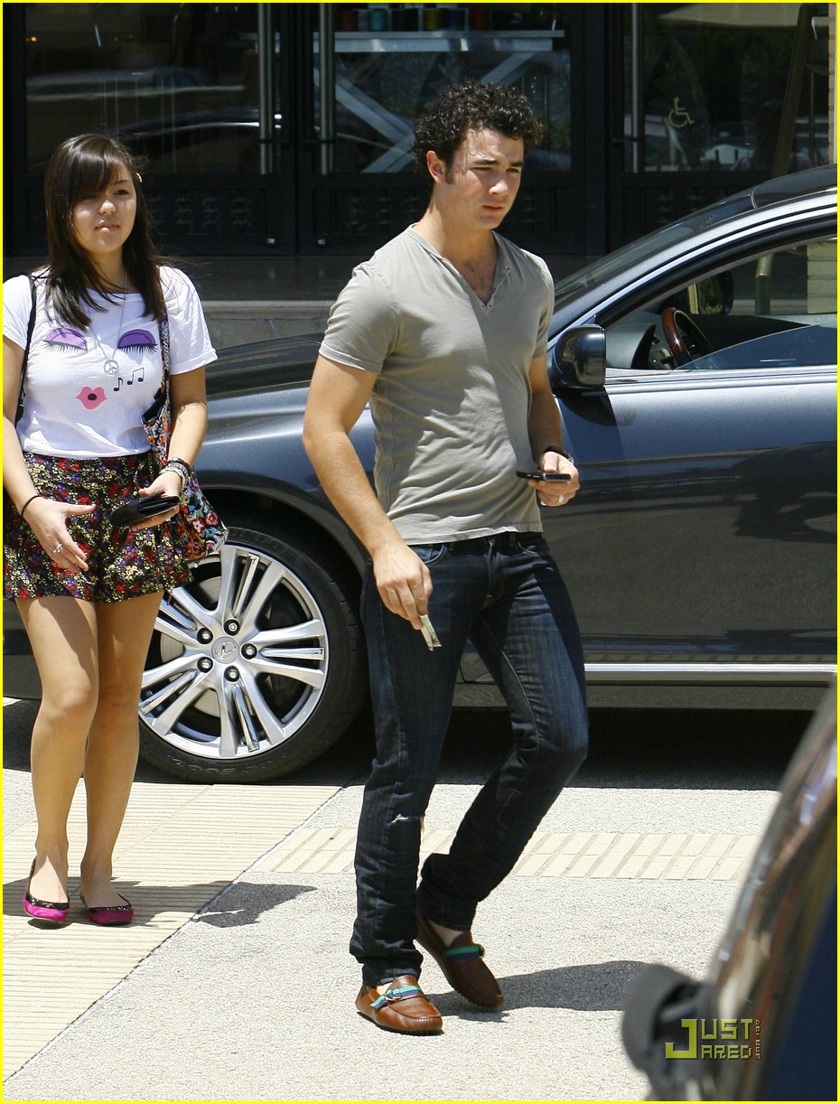 Kevin Jonas & Maya Kibbel: Barney's Buds