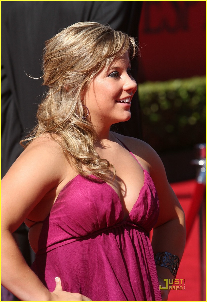 Shawn Johnson is Pretty in Pink