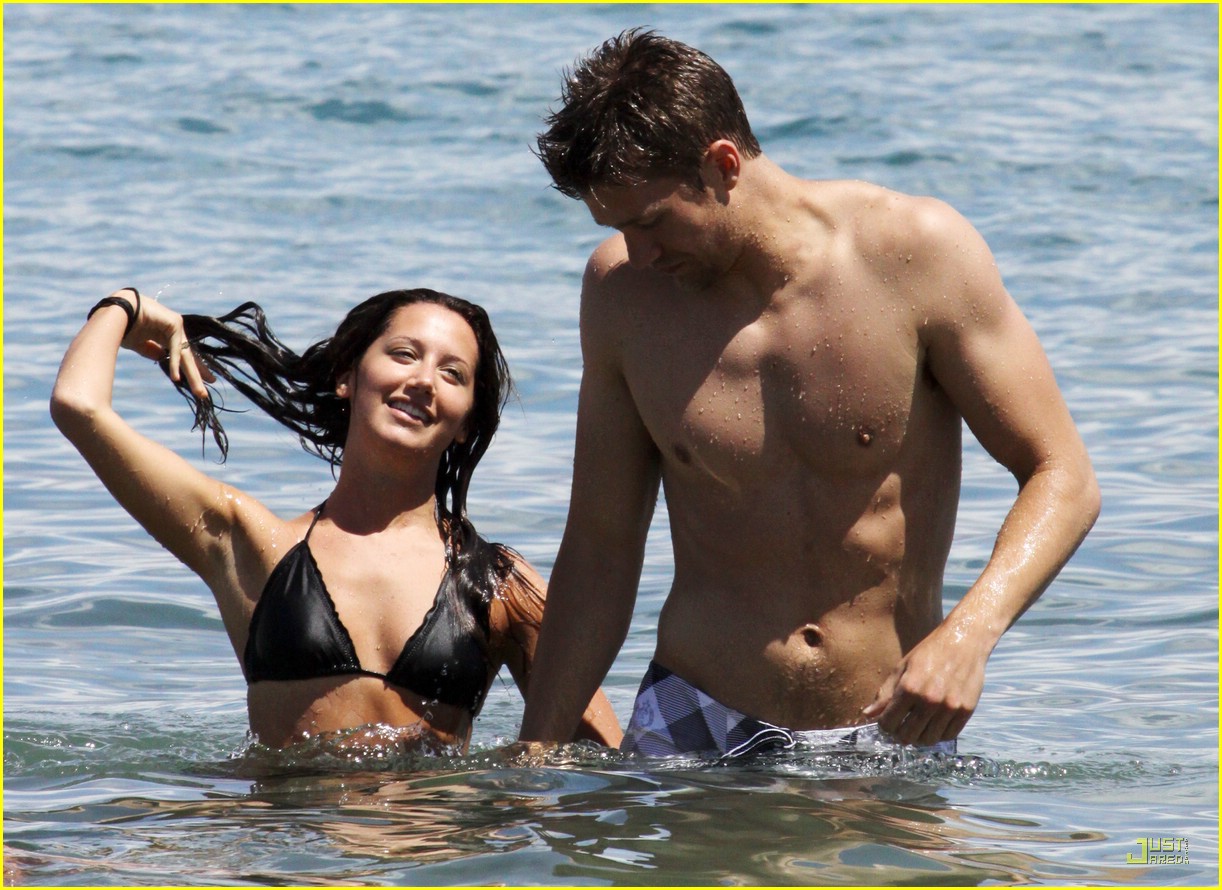 Ashley Tisdale & Scott Speer: Smooching Sweeties