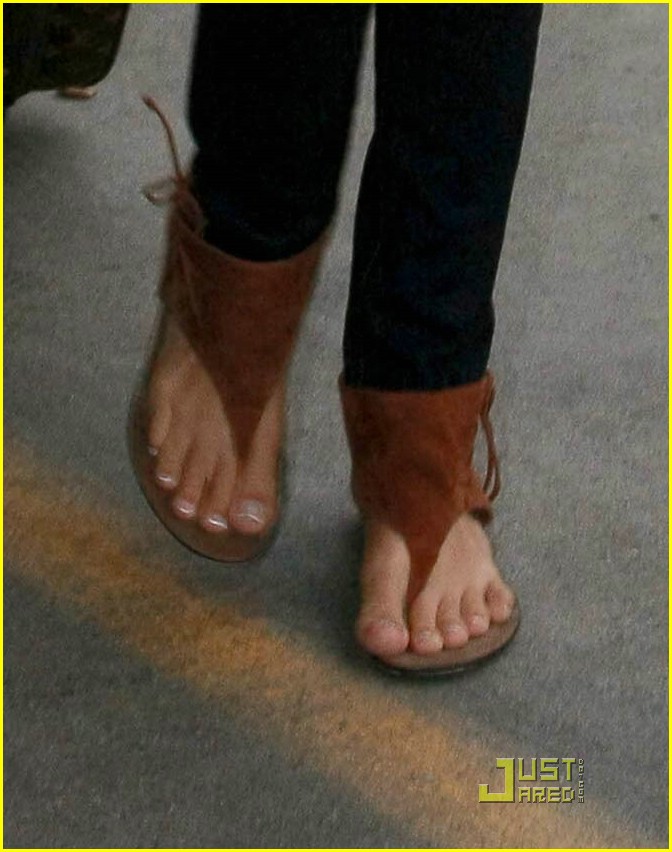 Ashley & Maui Tisdale Take Off For Today Show