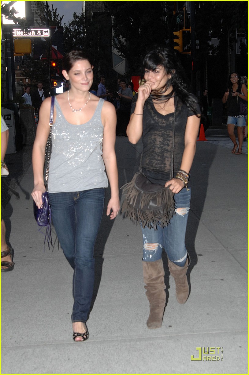 Vanessa Hudgens & Ashley Greene: Smiling Sweeties